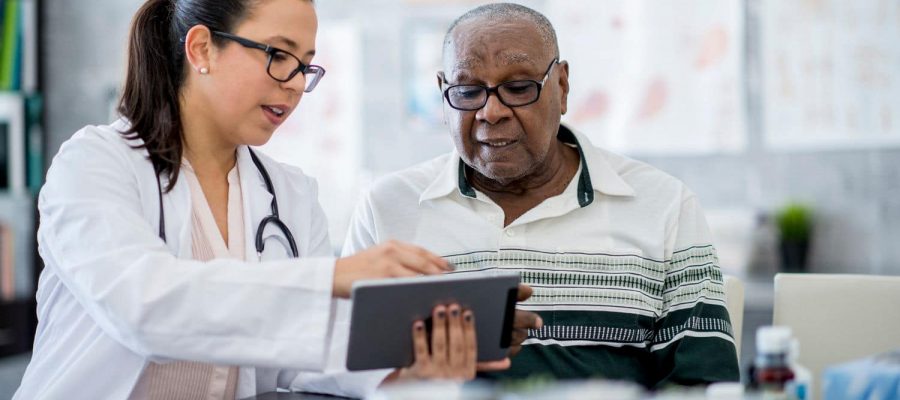 Médica fazendo terapia com o paciente